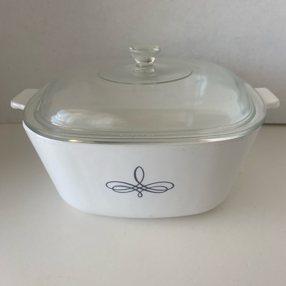 Vintage Corning Ware 2.5qt Black Trefoil Baking Dish with Lid.